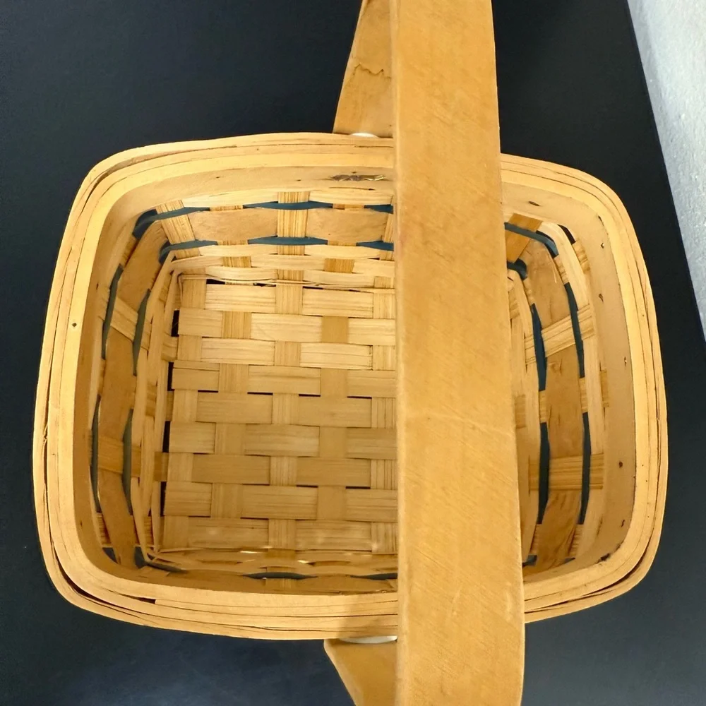 Vintage‎ and Woven Basket with floral pattern excellent condition, beautiful